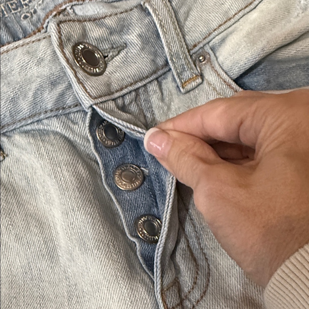 AMERICAN EAGLE Boy Crop Button-Fly Light-Wash Distressed Jeans Size 4 - Picture 6 of 12